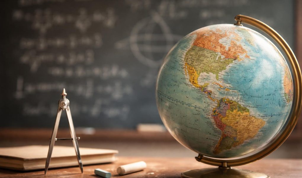 tableau-noir-formules-globe-compas