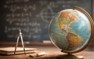 tableau-noir-formules-globe-compas