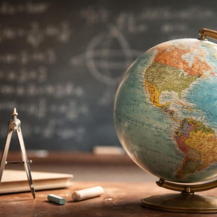 tableau-noir-formules-globe-compas