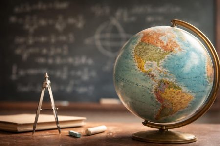 tableau-noir-formules-globe-compas